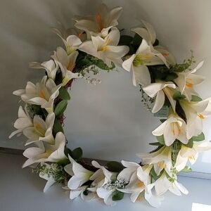 Ashland Wreath with White and Green Details
